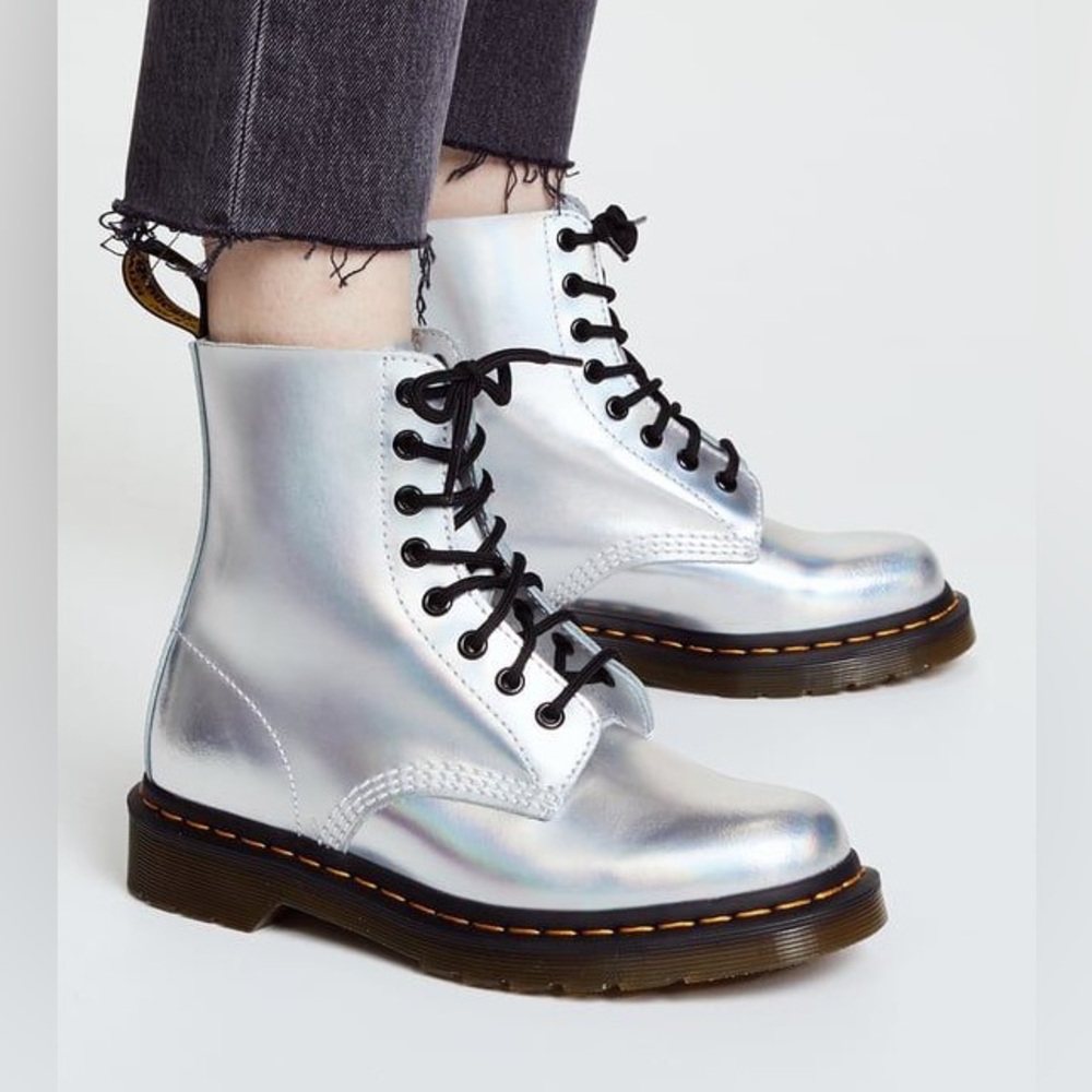Dr martens in metallic silver